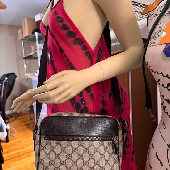 Gucci Rolling Luggage and crossbody bag set - Picture 12 of 13